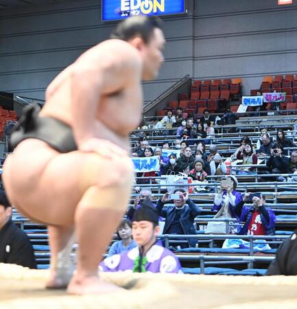 　応援を背に仕切りをする朝乃山