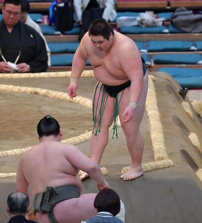 　相馬（手前）を突き倒し破った福崎（撮影・神子素慎一）