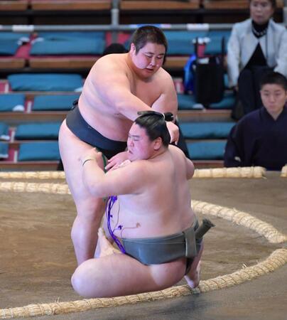 　相馬（手前）を突き倒す福崎（撮影・神子素慎一）