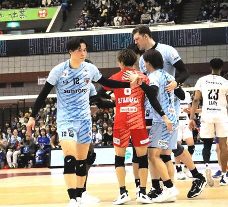 　ポイントを取り、喜ぶサントリー・高橋藍（左端）＝撮影・中野裕美子