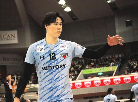 　サーブに入る高橋藍（撮影・中野裕美子）