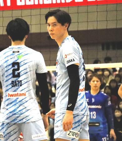 　サーブを待つサントリー・高橋藍（撮影・中野裕美子）