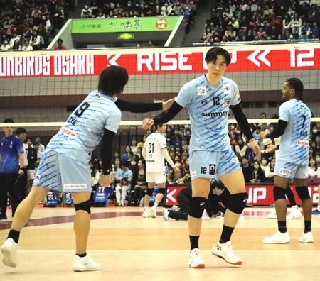 　ポイントを取り、喜ぶサントリー・高橋藍（撮影・中野裕美子）