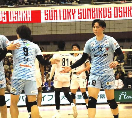 　ポイントを取り、喜ぶサントリー・高橋藍（撮影・中野裕美子）