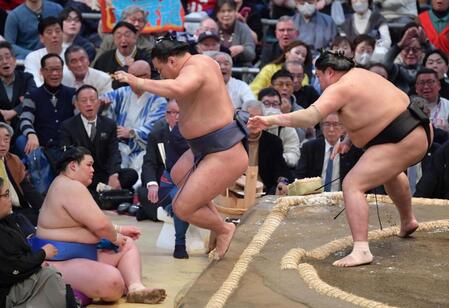 新横綱豊昇龍は黒星発進　小結阿炎に突き出しで敗れ、首をかしげる