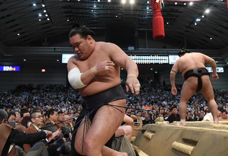 　阿炎（右）に突き出しで敗れた豊昇龍（撮影・西田忠信）