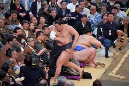 　阿炎に突き出して敗れた豊昇龍（撮影・神子素慎一）