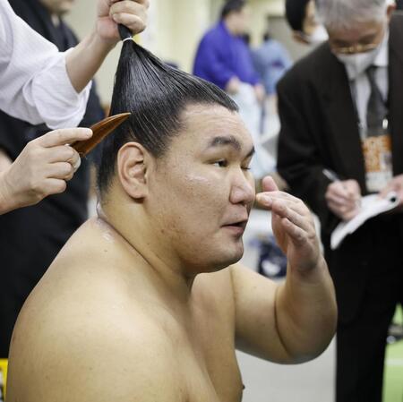 　阿炎に敗れ支度部屋で渋い表情の豊昇龍