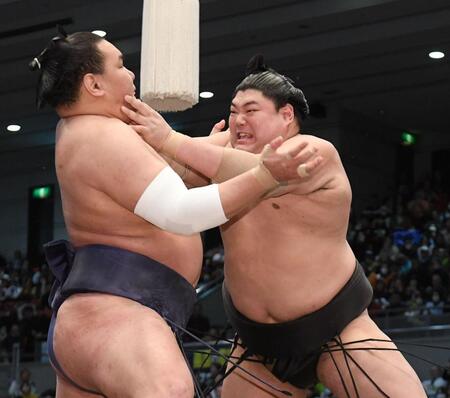 　豊昇龍（左）を攻める阿炎（撮影・西田忠信）