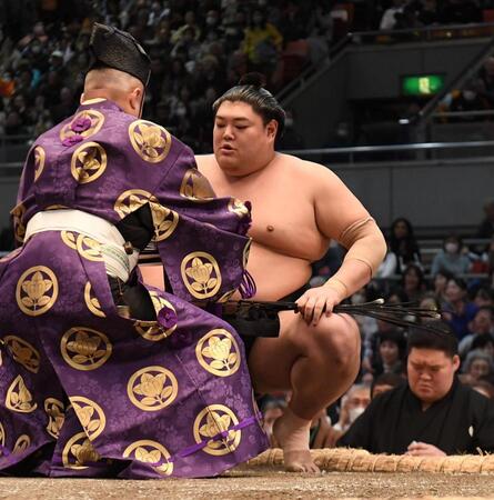 　豊昇龍を破り、懸賞を受け取る阿炎（撮影・西田忠信）