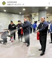 　消防訓練を受けた親方たち。日本相撲協会のインスタグラム（ｓｕｍｏｋｙｏｋａｉ）より
