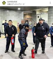 　消防訓練を受けた親方たち。日本相撲協会のインスタグラム（ｓｕｍｏｋｙｏｋａｉ）より
