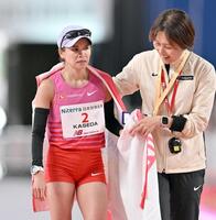 　日本人３位の５位でゴールし山中美和子監督（右）に迎えられる加世田梨花