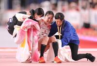 　日本人５位の１０位でゴールして倒れ込み抱えられる五島莉乃（中央）