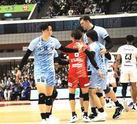 　ポイントを取り、喜ぶサントリー・高橋藍（左端）＝撮影・中野裕美子