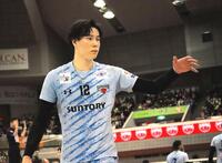 　サーブに入る高橋藍（撮影・中野裕美子）