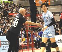 　サントリー・キャット監督（左）とタッチする高橋藍（撮影・中野裕美子）