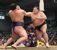 　豊昇龍（左）を攻める阿炎（撮影・西田忠信）