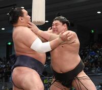 　豊昇龍（左）を攻める阿炎（撮影・西田忠信）