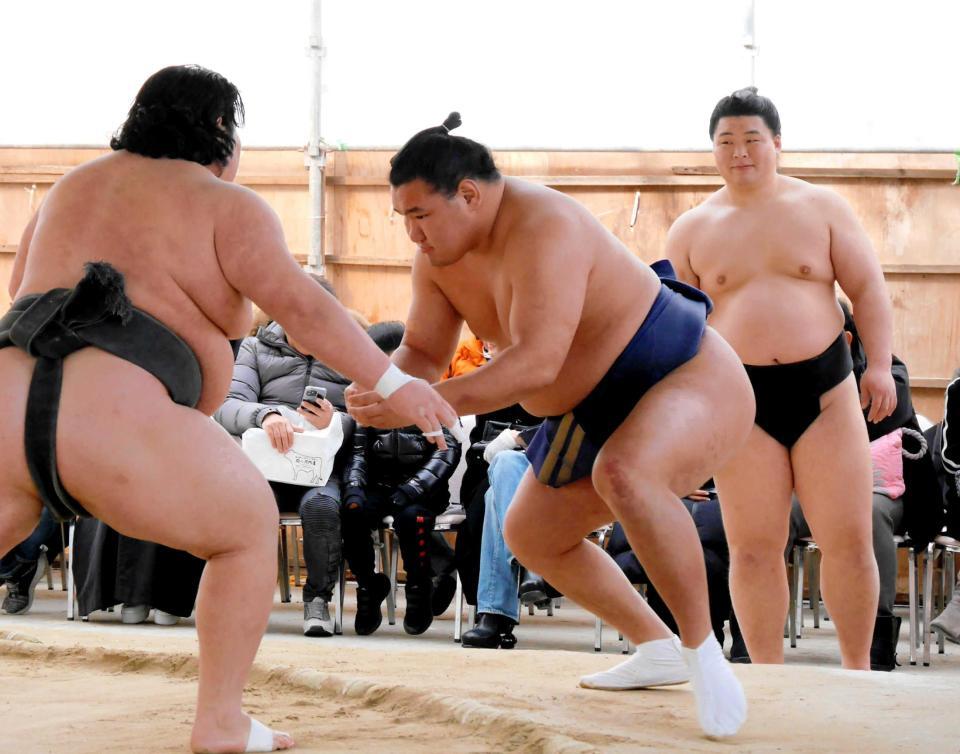 　稽古の締めにぶつかる豊昇龍＝大阪市内