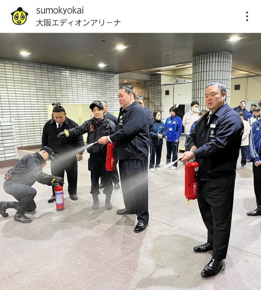 　消防訓練を受けた親方たち。日本相撲協会のインスタグラム（ｓｕｍｏｋｙｏｋａｉ）より
