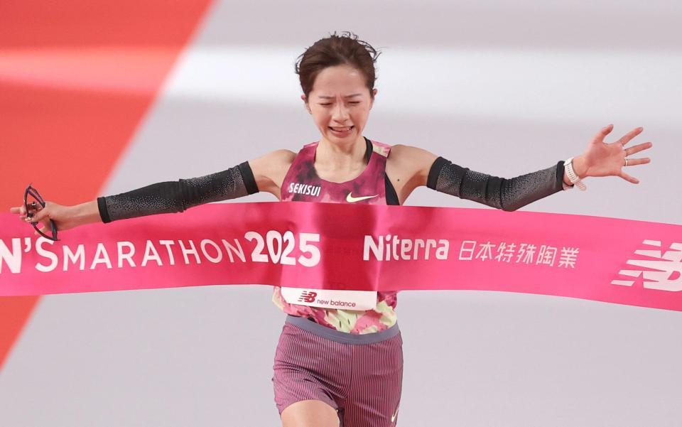 　日本勢最高の２位でゴールする佐藤早也伽