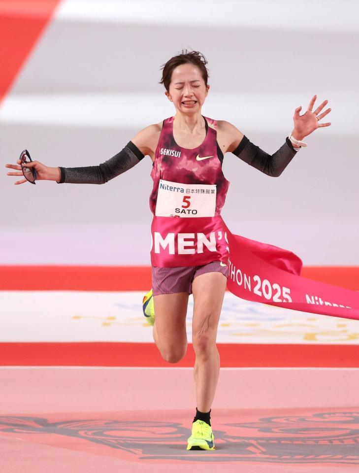 　日本勢最高の２位でゴールする佐藤早也伽