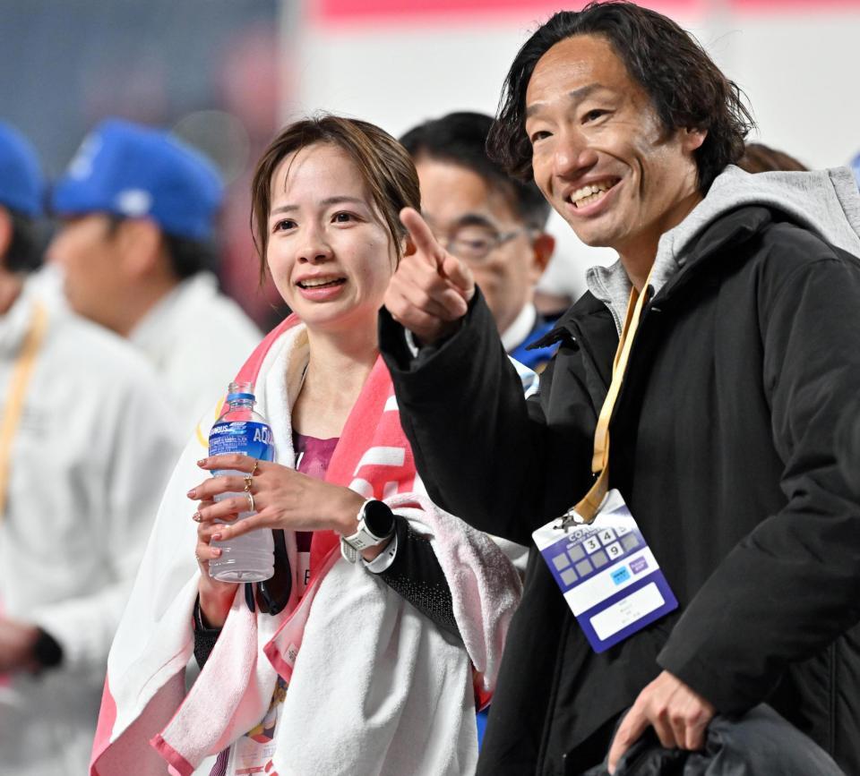 　日本人トップの２位でゴールし笑顔を見せる佐藤早也伽（左）と野口英盛監督