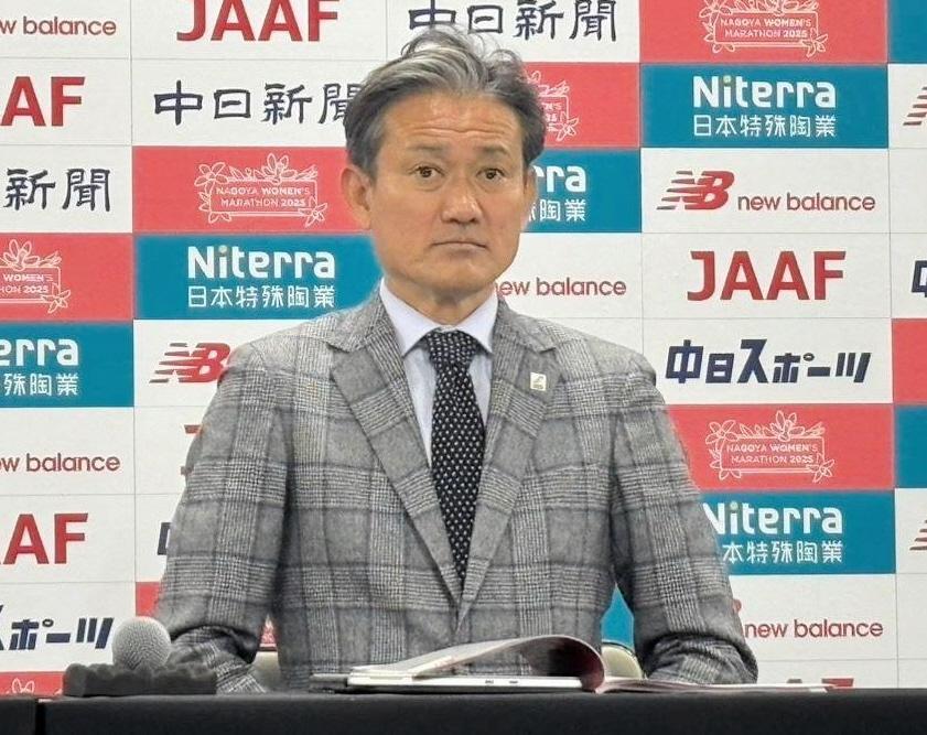 　会見する陸連・高岡寿成ＳＤ