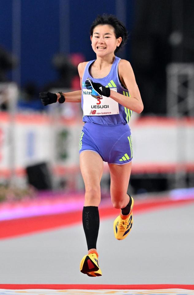 　日本人２位の４位でゴールする上杉真穂