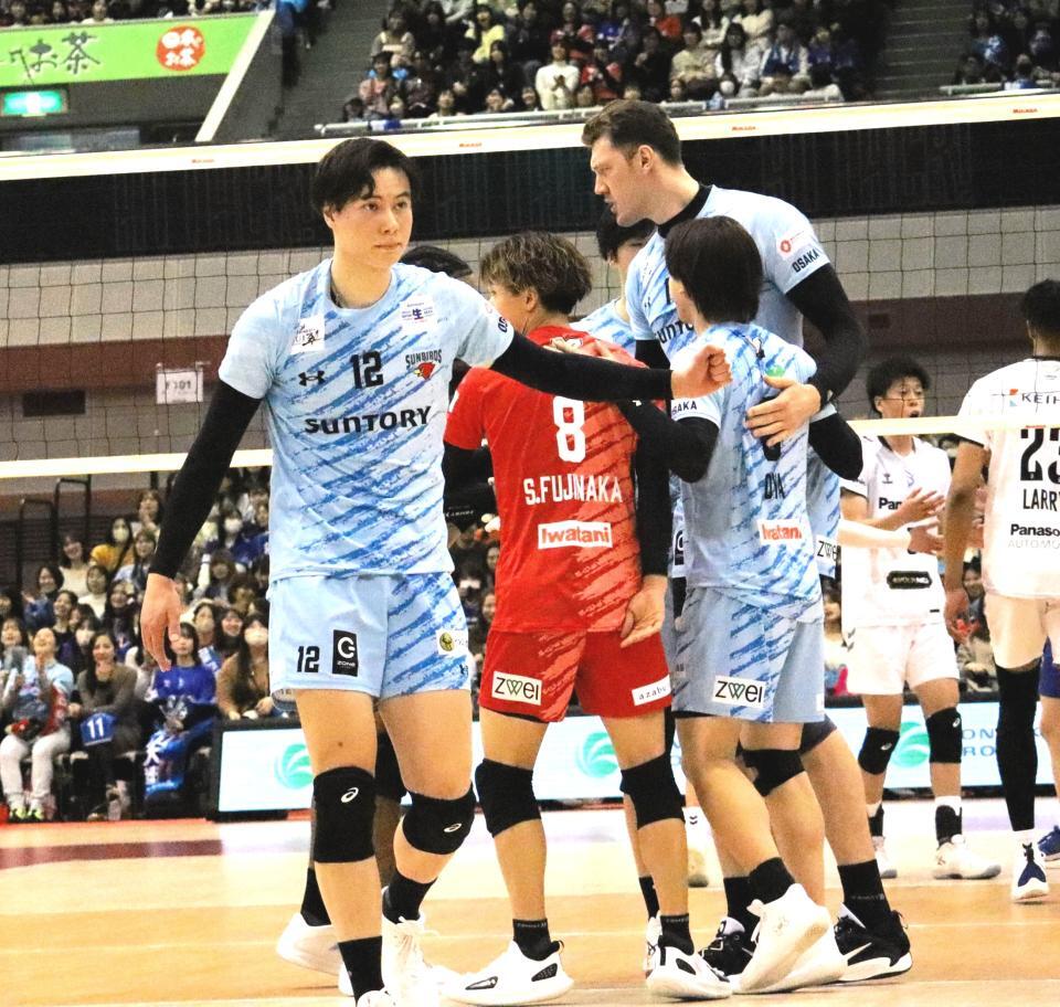 　ポイントを取り、喜ぶサントリー・高橋藍（左端）＝撮影・中野裕美子