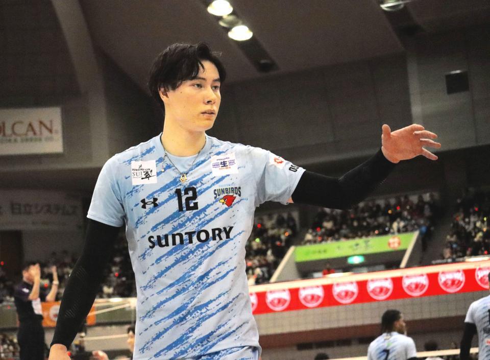 　サーブに入る高橋藍（撮影・中野裕美子）