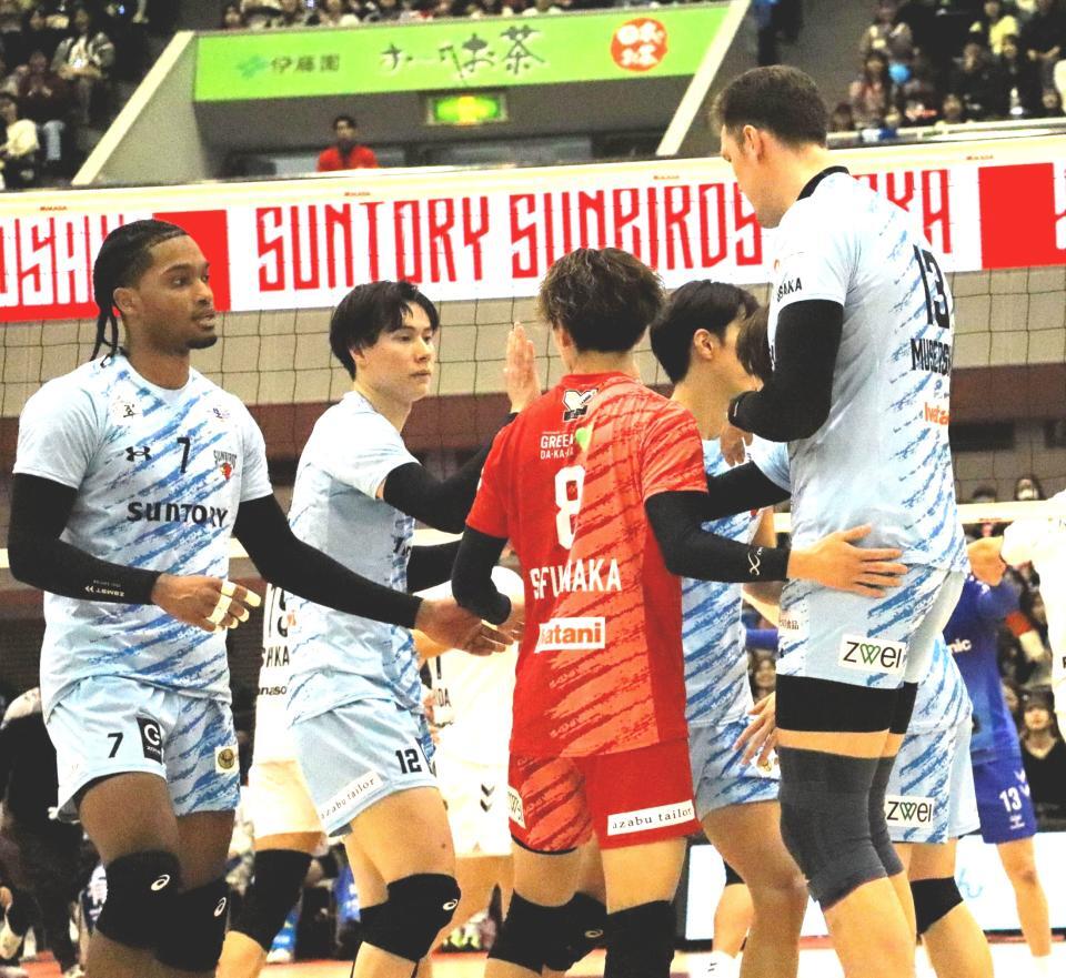 　第１セット、ポイントを取り喜ぶ高橋藍（左から２人目）らサントリー（撮影・中野裕美子）