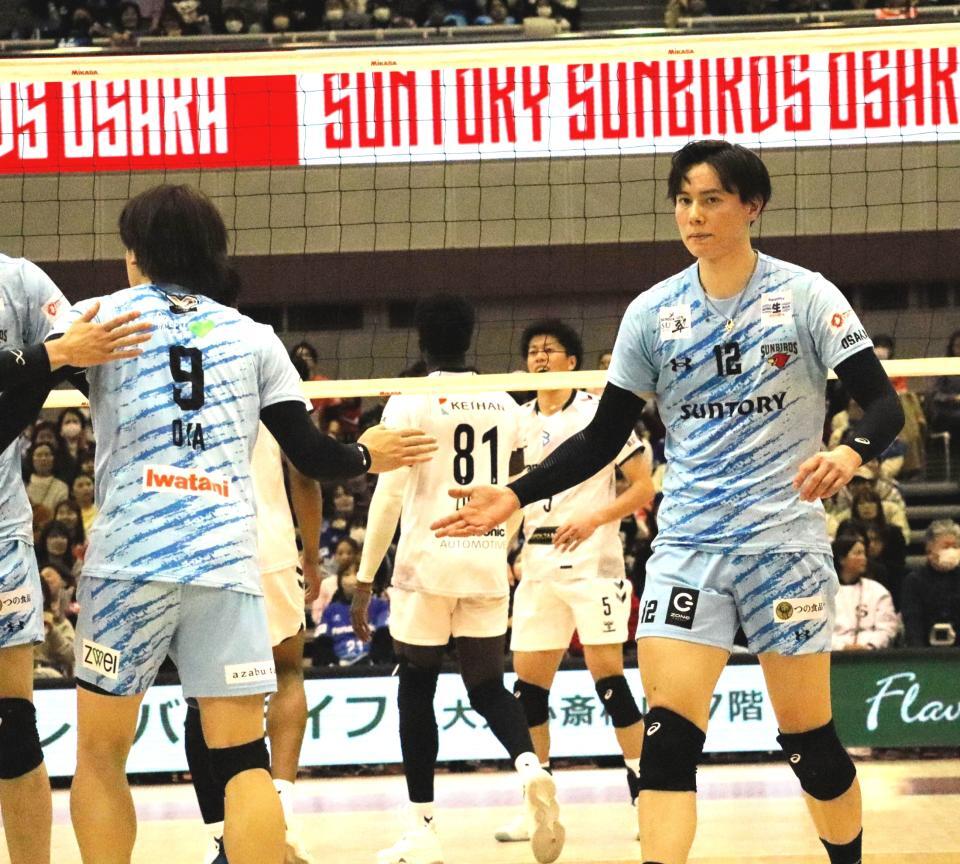 　ポイントを取り、喜ぶサントリー・高橋藍（撮影・中野裕美子）