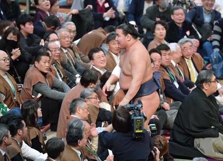 　阿炎に突き出しで敗れた豊昇龍。客席を見上げ苦笑いを浮かべる（撮影・神子素慎一）
