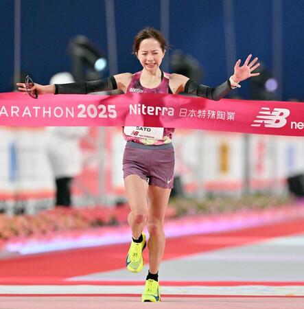 　日本人トップの２位でゴールする佐藤早也伽（撮影・橋場翔一）
