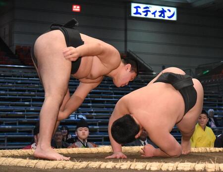 　住吉（右）を破る朝力丸（撮影・西田忠信）