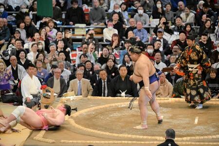 　宇良をはたき込みで破った高安（撮影・金居みつよし）
