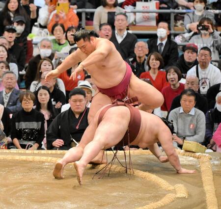 　熱海富士を肩すかしで破った遠藤（撮影・金居みつよし）