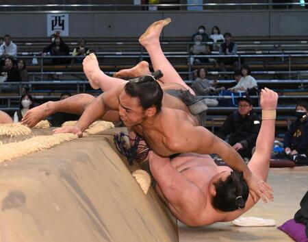 　春雷（下）を掛け投げで破る雷道（撮影・西田忠信）