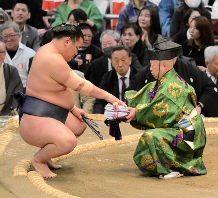 　若隆景を寄り切りで下し、懸賞金を手にする豊昇龍（撮影・金居みつよし）