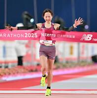 　日本人トップの２位でゴールする佐藤早也伽（撮影・橋場翔一）