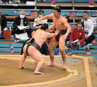 　欧山田を押しだす炎鵬（左）＝撮影･金居みつよし