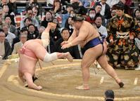 　宇良をはたき込みで破った高安（撮影・金居みつよし）