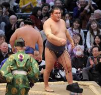 　若隆景（左奥）を寄り切りで下した豊昇龍