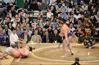 　宇良をはたき込みで破った高安（撮影・金居みつよし）