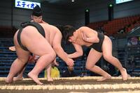 　二川（左）を攻める山野辺（撮影・西田忠信）