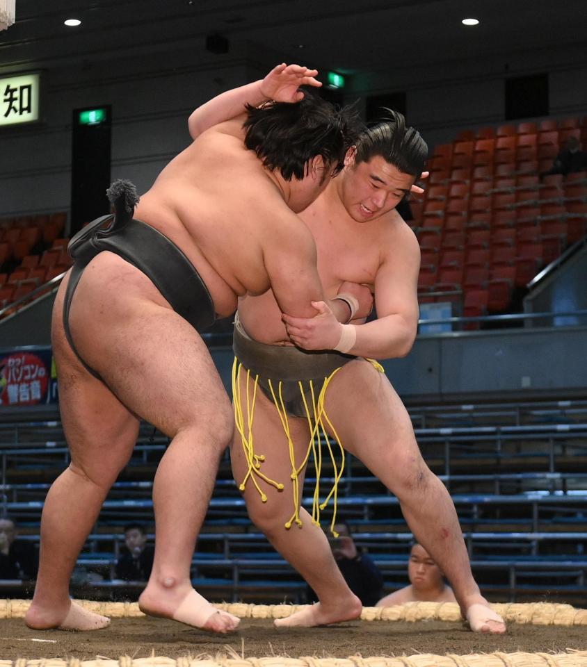 　砂坂（左）と激しく立ち合う天狼星（撮影・西田忠信）