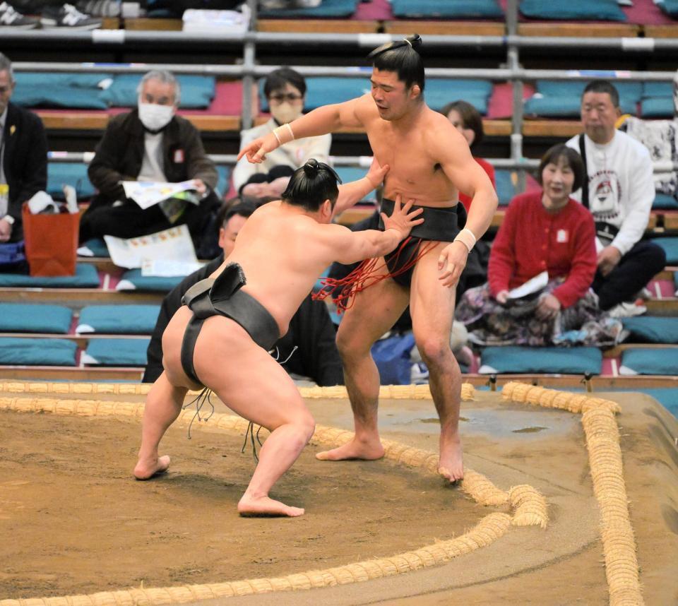 　欧山田を押しだす炎鵬（左）＝撮影･金居みつよし