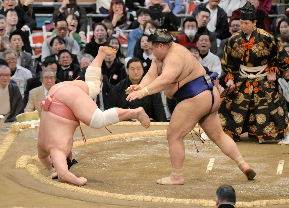 　宇良をはたき込みで破った高安（撮影・金居みつよし）